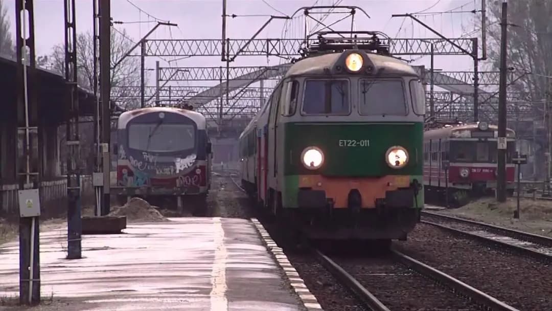 Jak dojechać z Warszawy do Jarosławca pociągiem i uniknąć problemów?