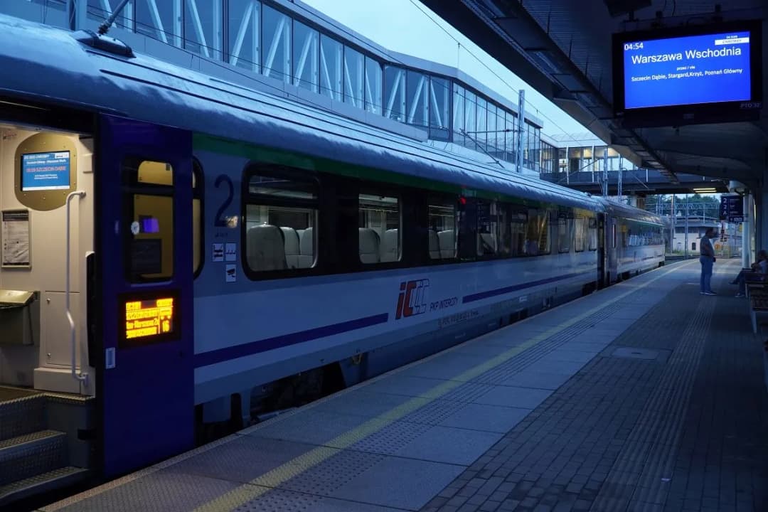 Jak dojechać do Pobierowa pociągiem z Warszawy, Poznania i Szczecina?