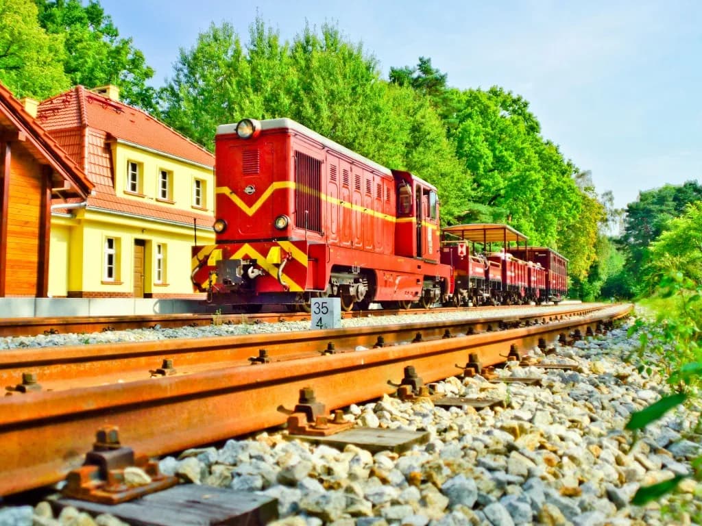 Jak dojechać do Pogorzelicy pociągiem? Praktyczne informacje i porady